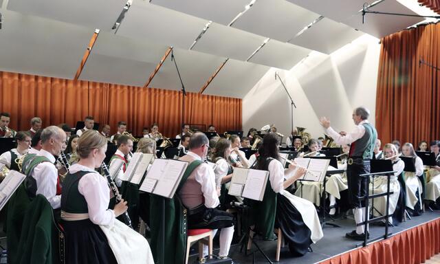 Die MK Schönwies gab ihr Frühjahrskonzert im Zeichen von 35 Jahre Kapellmeister Jubiläum. | Foto: MK Schönwies
