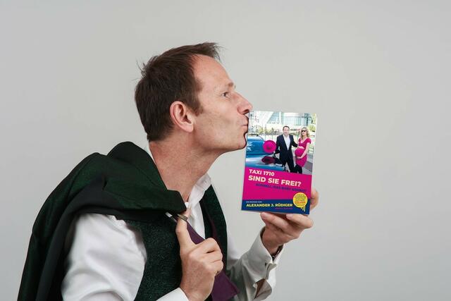 Alexander J. Rüdiger mit seinem neuesten Werk  | Foto: Alex List