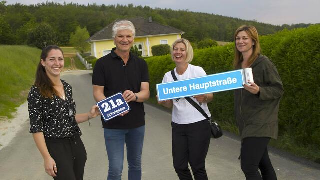 Julia Horvath, Bgm. Joachim Radics, OV Bettina Balogh und Verena Hoffmann im Team für die Straßenbezeichnungen in Alt- und Neuhodis.