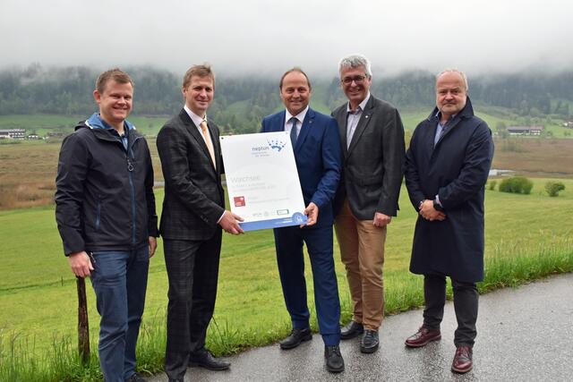 Vizebürgermeister Bernhard Geisler, Bürgermeister Ekkehard Wimmer, LHStv Josef Geisler, Stefan Wildt (Abt. Wasserwirtschaft) und Thomas Schönwälder (Geschäftsführer TVB Kaiserwinkl, v.l.). | Foto: Land Tirol