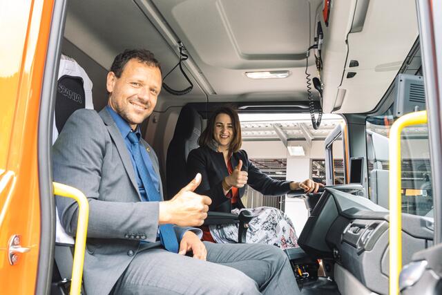 Sicherheitslandesrätin Astrid Mair und Bgm. Florian Riedl finden das neue Fahrzeug top! | Foto: Julian Pernsteiner