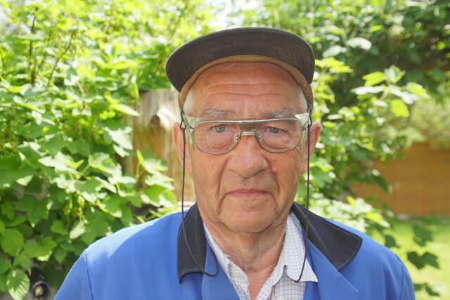 „Andere gehen Kartenspielen, ich tüftle halt an meinen Geräten herum, erklärt er: „Ja ich habe meine Freude an alldem, was mich auch geistig fit hält“ ,ist der beinahe 80jährige Johann Höller überzeugt.   | Foto: Helmut Eder