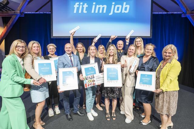 Die "fit im Job"-Preisträgerinnen und Preisträger hatten ihre helle Freude. | Foto: WKO Steiermark