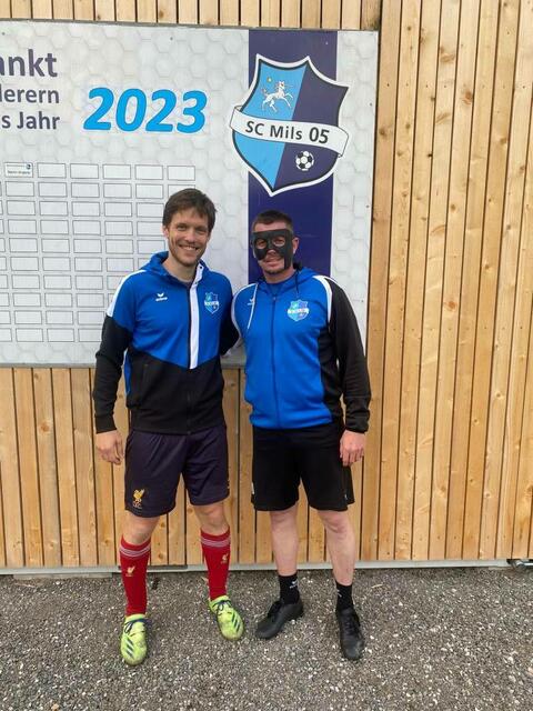 Große Freude: Bernhard Hollaus und Martin Angerer mit der neuen Maske. | Foto: Hollaus