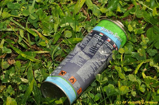 In Dölsach besprühten unbekannte eine Bücherei-Telefonzelle und einen Schutzweg mit roter Farbe. Die Polizei bittet nun nach Hinweisen. | Foto: Archiv / Symbolbild