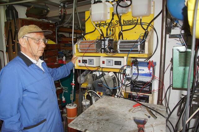 Aktuell tüftelt Höller an seinem Wasserstoffgenerator. mit dem Ziel den Wasserstoff ohne Speicherung direkt zu verwenden. | Foto: Helmut Eder