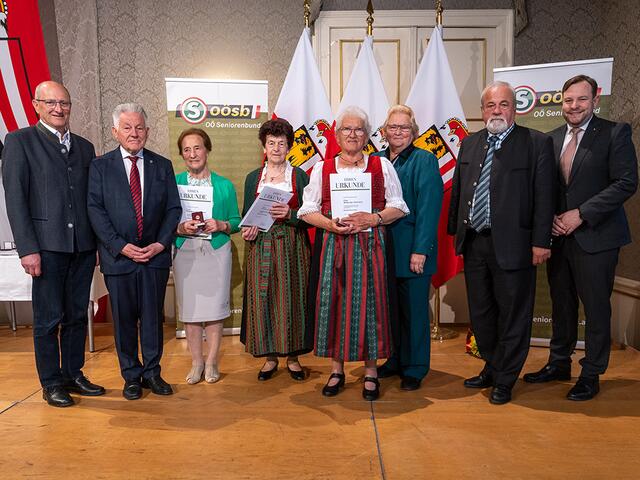Bezirksobfrau-Stellvertreter Franz Henzinger, Landesobmann LH a.D. Josef Pühringer, Bezirksobfrau Hilde Baumgartner, SB Obmann von Ried Johann Ramsebner, Landesgeschäftsführer Bundesrat Franz Ebner (v.li.) und die geehrten Persönlichkeiten in der Mitte. | Foto: OÖ Seniorenbund