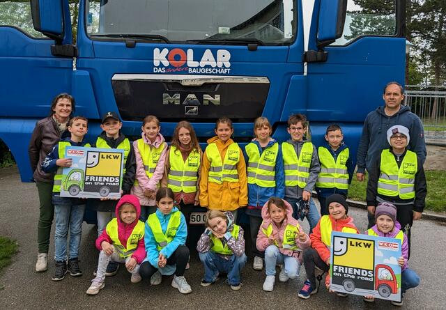 Klassenlehrerin Manuela Pointner und Lkw-Lenker Gabor Zsigmond mit den Kindern der 3b Klasse der Volksschule am Tabor in Neusiedl am See