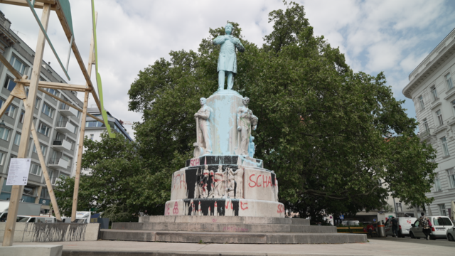 Die temporäre künstlerische Kontextualisierung "Lueger temporär" von Nicole Six und Paul Petritsch (links im Bild) wird bald entfernt. Stattdessen soll die Neigung um 3,5 Grad künftig für Irritation sorgen. | Foto: Daniel Oberlechner