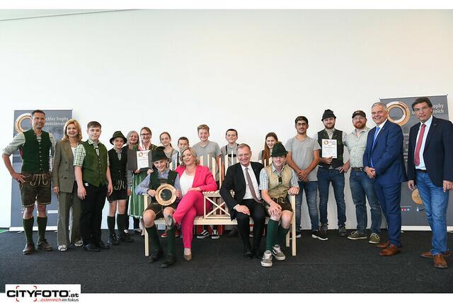 Die Werkgruppe der 3. Klasse entwickelte eine gemütliche Sitzbank, die sowohl zum Ausruhen als auch zum Arbeiten genutzt werden kann.  | Foto: cityfoto.at