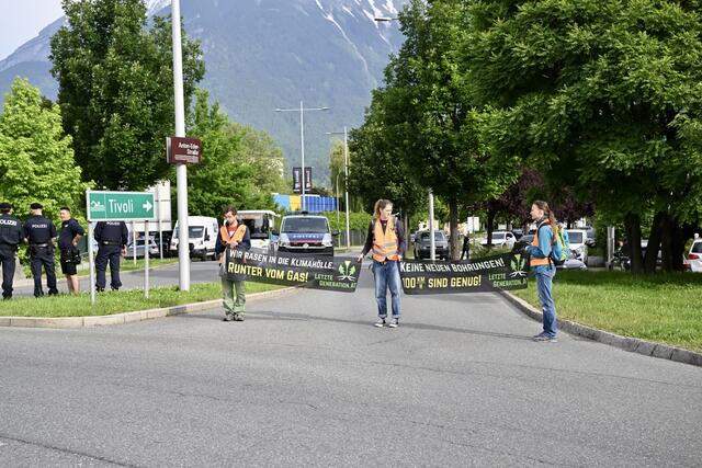 Der Kreisverkehr bei der Olympiaworld war das Ziel der Klima-Aktion. | Foto: zeitungsfoto.at