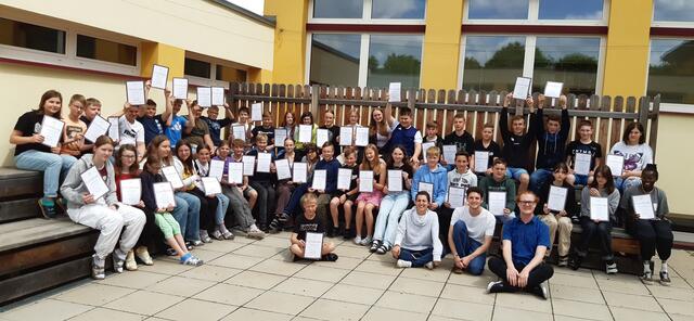 Die Schülerinnen und Schüler der Mittelschule mit ihren Zertifikaten. | Foto: Mittelschule Schweiggers