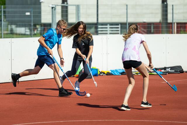 Das Trendsportfestival findet an zwei Tagen im Sommer für Schulklassen, statt. Kinder können verschiedene Trendsportarten ausprobieren, hier zu sehen: "Floorball". | Foto: Marc Schwarz