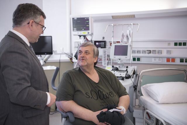 Landesrat Ludwig Schleritzko im Gespräch mit dem ersten Patient Ernst Hirner | Foto: NÖ LGA / Daniela Matejschek