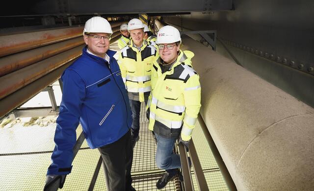 Um die Versorgung mit Trinkwasser in der Donaustadt und Floridsdorf auch für die Zukunft sicherzustellen, wurde in der Floridsdorfer Brücke eine zusätzliche Wasserleitung installiert. Im Bild von links: Bezirksvorsteher Georg Papai, Betriebsleiter Paul Hellmeier, Stadtrat Jürgen Czernohorszky. | Foto: PID/Votava