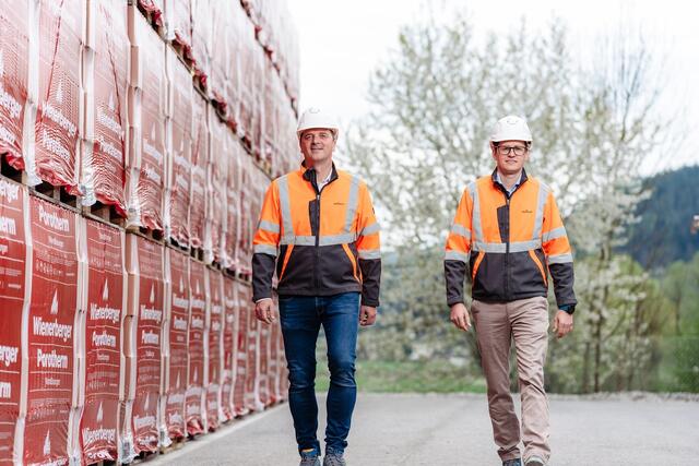 Der neue Werksleiter Günter Jehle mit
seinem Vorgänger Rainer Wirth, der sich nun
österreichweiten Aufgaben widmet. | Foto: René Knabl