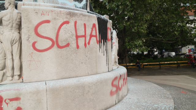 Erst kürzlich sorgten neue Beschmierungen des umstrittenen Denkmals für Aufsehen. | Foto: Daniel Oberlechner