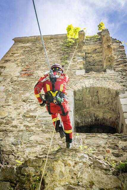 Höhenretter der Freiwilligen Feuerwehren Hartkirchen und Alkoven befreiten am 19. Mai 2023 die Ruine Schaunburg im Auftrag der Bezirkshauptmannschaft Eferding von größeren Gewächsen, um das Aufsprengen des Mauerwerkes zu verhindern. | Foto: Hermann Kollinger