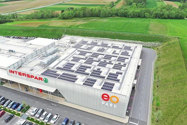 Am Dach des INTERSPAR-Hypermarkts wurde großflächig eine Photovoltaikanlage installiert. | Foto: INTERSPAR/ PVI GmbH