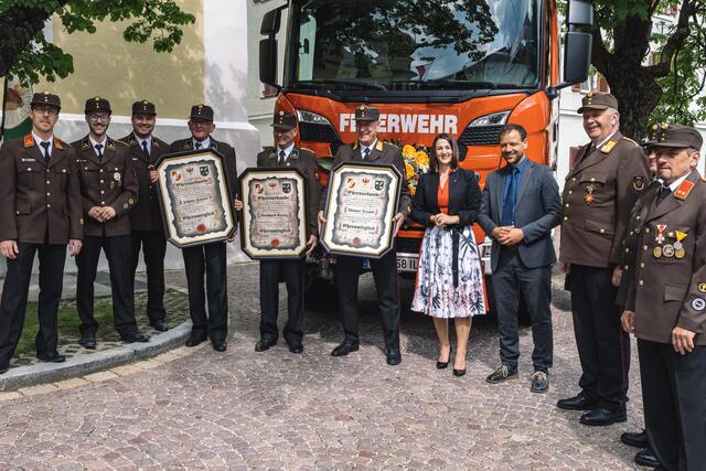 Die neuen Ehrenmitglieder Johann Hauser, Burkhard Kreutz und Kdt. a. D. ABI Thomas Triendl mit den Verantwortlichen. | Foto: Julian Pernsteiner