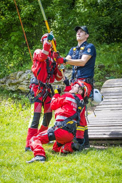 Höhenretter der Freiwilligen Feuerwehren Hartkirchen und Alkoven befreiten am 19. Mai 2023 die Ruine Schaunburg im Auftrag der Bezirkshauptmannschaft Eferding von größeren Gewächsen, um das Aufsprengen des Mauerwerkes zu verhindern. | Foto: Hermann Kollinger