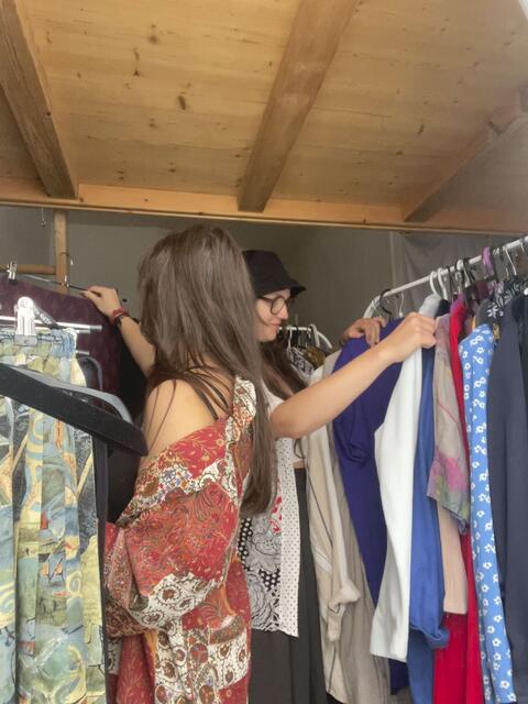 Auch Gäste, die keine Kleidung tauschen wollen, sind herzlich willkommen.  | Foto: privat