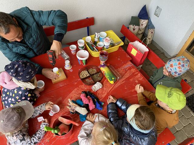 Gemeinsam wurden unter anderem Pflanzbecher gebastelt und befüllt.  | Foto: Sonia Haubenhofer