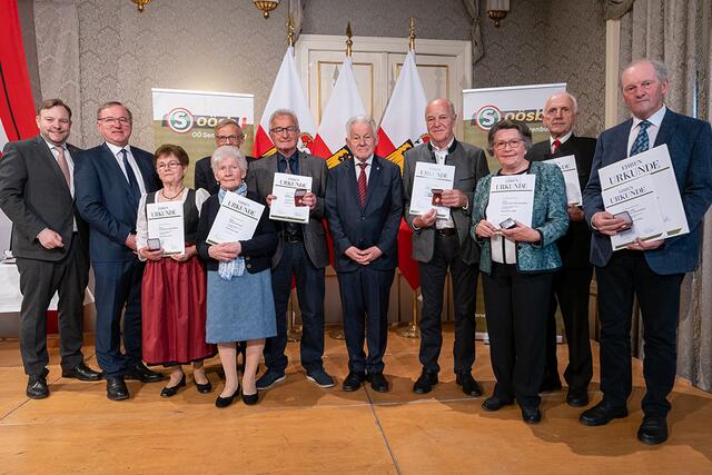 Landesgeschäftsführer Bundesrat Ebner, Bürgermeister NR Johann Singer, OÖSB Bezirksobmann Karl Mayr und Landesobmann LH a.D. Josef Pühringer und die geehrten Persönlichkeiten. (v.l.) | Foto: OÖ Seniorenbund