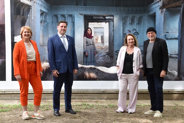 Präsentation der Fotoausstellung La Gacilly-Baden: Vizebürgermeisterin Helga Krismer, Bürgermeister Stefan Szirucsek, Silvia und Lois Lammerhuber. | Foto: Preineder
