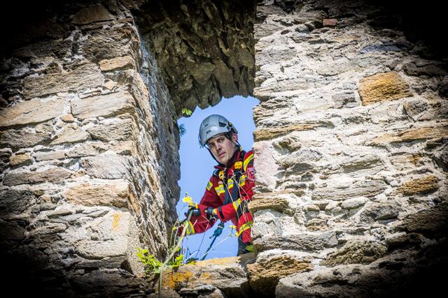 Höhenretter der Freiwilligen Feuerwehren Hartkirchen und Alkoven befreiten am 19. Mai 2023 die Ruine Schaunburg im Auftrag der Bezirkshauptmannschaft Eferding von größeren Gewächsen, um das Aufsprengen des Mauerwerkes zu verhindern. | Foto: Hermann Kollinger