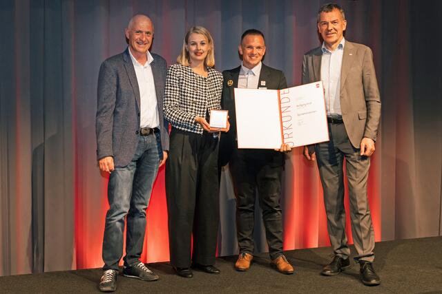 Gemeinderat Kurt Wallasch, Sportstadträtin Elisabeth Mayr, Wolfgang Kindl und Bürgermeister Georg Willi.  | Foto: IKM
