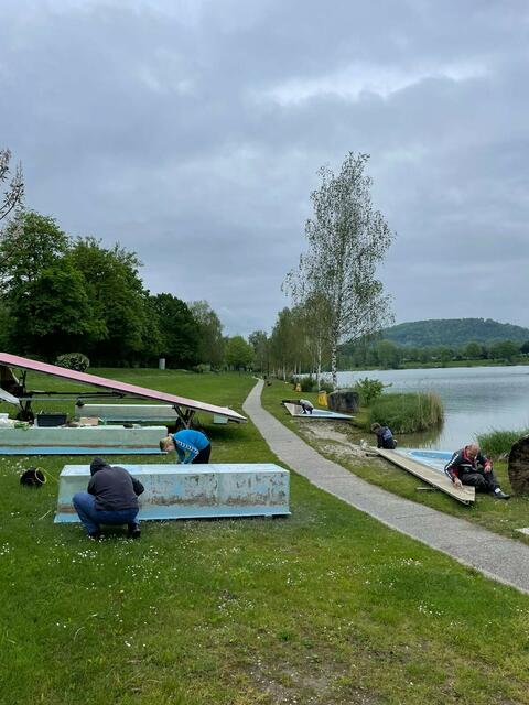 Die Renovierungs-Arbeiten an der Sprungschanze am Ausee laufen auf Hochtouren.  | Foto: Schall