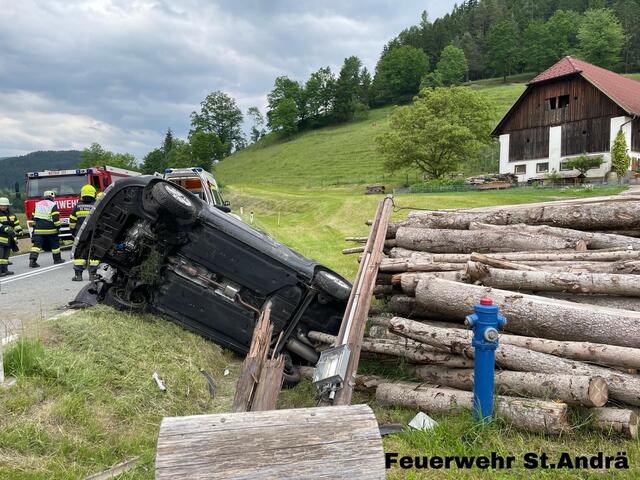 Der Verunfallte musste von der Feuerwehr aus seinem PKW geborgen  werden. | Foto: Feuerwehr St.Andrä im Lavanttal