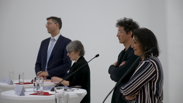 Bezirkschef Markus Figl (ÖVP), Jurysprecherin Eva Maria Stadler, Künstler Klemens Wihildal sowie Kulturstadträtin Veronica Kaup-Hasler (SPÖ). | Foto: Daniel Oberlechner