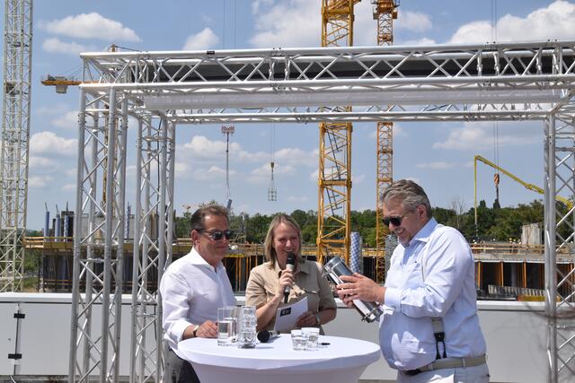 Gesundheitsstadtrat Peter Hacker (SPÖ, r.) und Wilhelm Behensky mit der Zeitkapsel.  | Foto: Karl Pufler/RMW