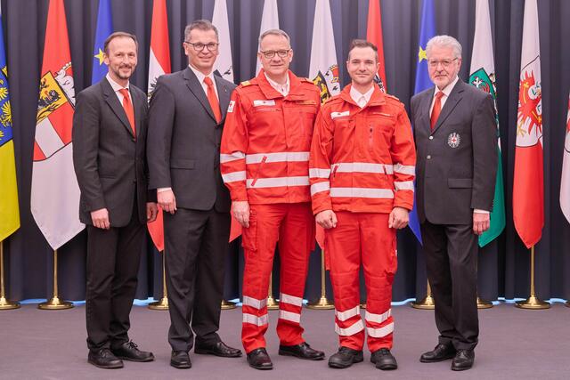 Von links: Bezirksrettungskommandant Christian Geirhofer, Bezirksrettungskommandant-Stv. Klemens Landgraf, Landesrettungskommandant Reinhard Schmidt, Neu-Offizier Markus Wahlmüller und Präsident des OÖ. Roten Kreuzes Walter Aichinger bei den Feierlichkeiten im Steinernen Saal des Landeshauses in Linz. | Foto: OÖRK/Werner Asanger