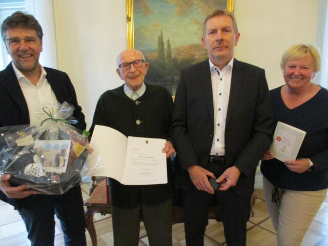 Hr. Hermann Sasshofer feierte bei bester Laune und Gesundheit seinen 102. Geburtstag. | Foto: Stadtgemeinde Bad Vöslau
