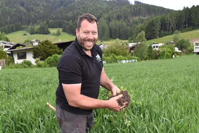 "Meine Methode funktioniert wie ein Speicher für das Bodenleben. Dadurch, dass die Bodenschichten nicht ständig vermischt werden, haben sie auch weniger Stress. Das schmeckt man", erklärt Hammer. | Foto: Kainz