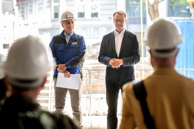 Christoph Stadlhuber, Geschäftsführer der SIGNA Holding und Hubert Wetschnig, CEO der HABAU GROUP. | Foto: SIGNA Real Estate Österreich