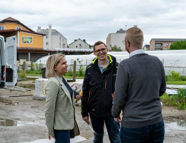 Gemeinsam mit der Landtagsabgeordneten Astrid Zehetmair (l.) und JVP-Bezirksobmann Fabian Ritzberger  (r.) fand vor Ort ein Austausch über aktuelle Herausforderungen in der Bauwirtschaft statt. | Foto: JVP OÖ