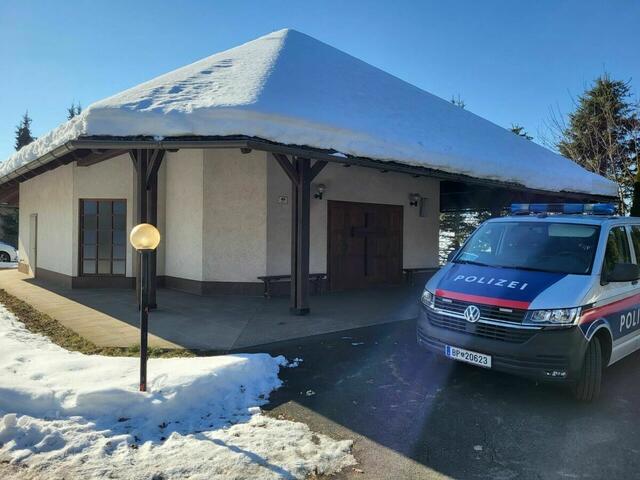 Vor dieser Leichenhalle in Edling fand man Anfang Feber die leblose Frau. | Foto: Christopher Polesnig