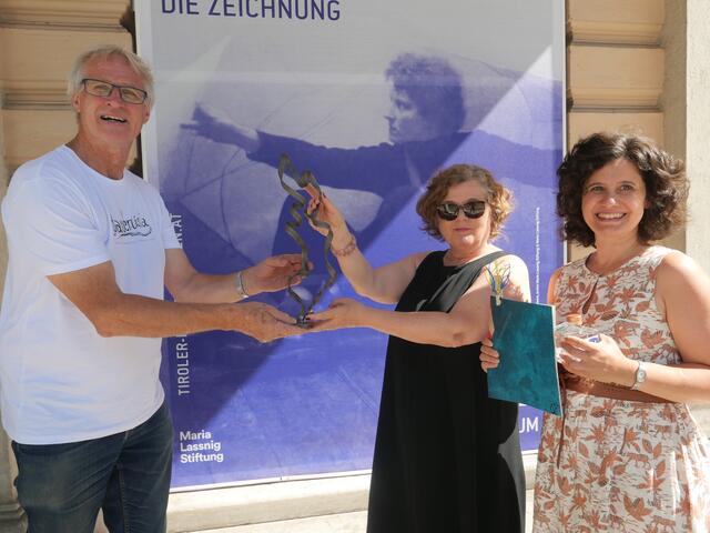 Banderolenübergabe an das Literaturhaus am Inn - vor dem Ferdinandeum 2022. | Foto: Herbert Waltl