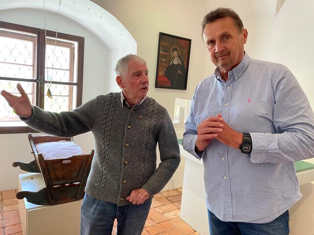 Kurator Oswin Marehart und der kürzlich verstorbene Stadtmuseumsleiter Ludwig Vogl beim Rundgang durch die Sonderausstellung "Geheimnisvolle Welt der Volksmedizin". | Foto: Michelle Bichler