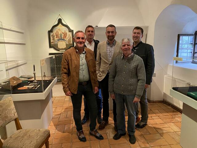 Bei der Eröffnung der Sonderausstellung "Geheimnisvolle Welt der Volksmedizin" (v.l.): Bürgermeister Günter Streicher, Stadtmuseums-Chef Ludwig Vogl, Vizebürgermeister Christoph Danner, Kurator Oswin Marehart und Vizebürgermeister Stefan Schneebauer. | Foto: Stadtgemeinde Schärding