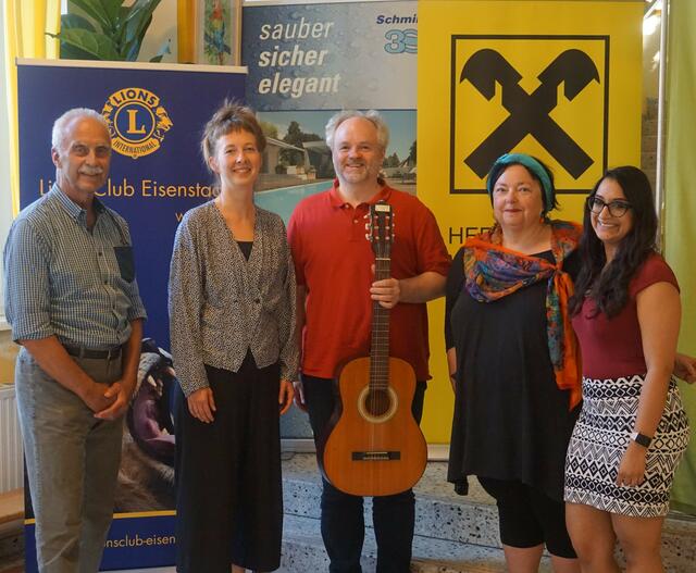 vlnr: DI Helmuth Koch (Lions Club Eisenstadt), SchauspielerInnen: Jenny Rom, Karl Wenninger;  VS-Dir. Beate Sinowatz, Psychotherapeutin Monika Heydary, MSc