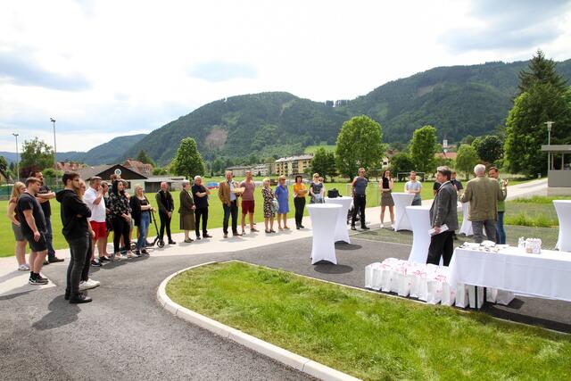 Unter Anwesenheit von Bürgermeister Johannes Wagner und Wolfram Sacherer von der Wohnbuagruppe Ennstal bekamen die neuen Bewohnerinnen und Bewohner die Schlüssel zu ihren neuen Wohnungen überreicht.  | Foto: Wohnbaugruppe Ennstal