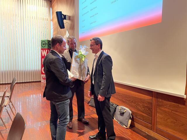 v.l.: Harald Stenico und Ronald Häsele bedankten sich bei Langzeitobmann Christian Senn mit Geschenken.