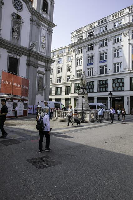 Ab 6. Juni trägt die Fläche vor der Mariahilfer Kirche offiziell den Namen der Historikerin Erika Weinzierl.  | Foto: BV 6