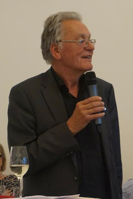 Quiz Moderator Peter Bolech erläutert die Spielregeln