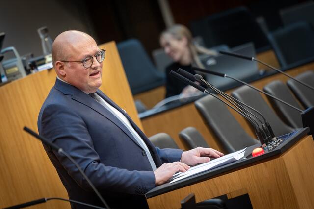 Schwerpunkte seien die Verbesserung der 24-Stunden-Betreuung und bessere Rahmenbedingungen für Personen in der Gesundheits- und Krankenpflege sowie für pflegende Angehörige. Nationalratsabgeordneter Laurenz Pöttinger (ÖVP) zeigt sich erfreut über den Beschluss dieser Reform. | Foto: Parlamentsdirektion/Ulrike Wieser